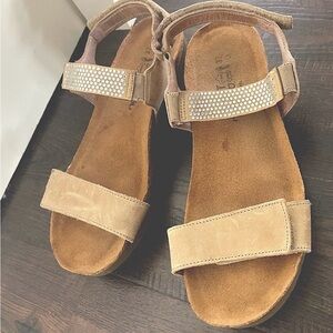 Cute comfortable Naot leather cork sandal